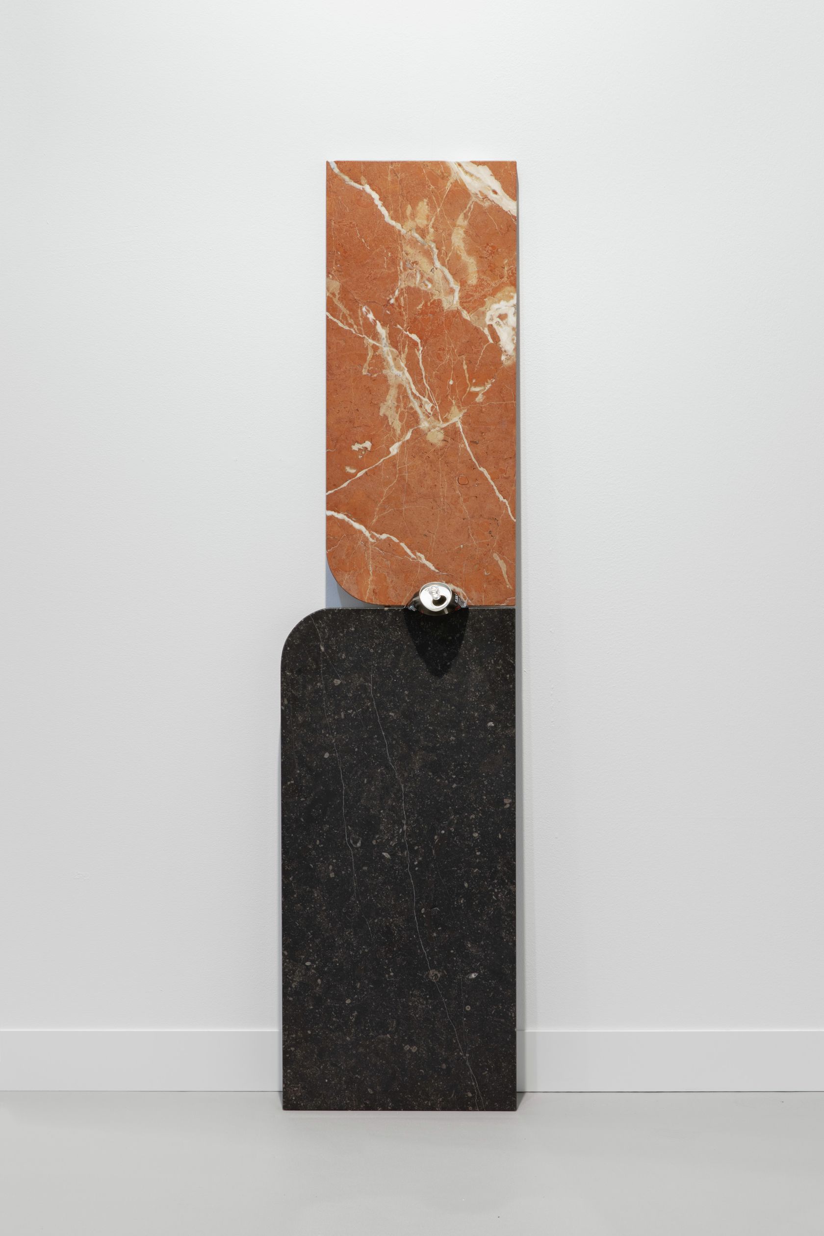 Gabriel Kuri, Rojo y negro con lata, 2008