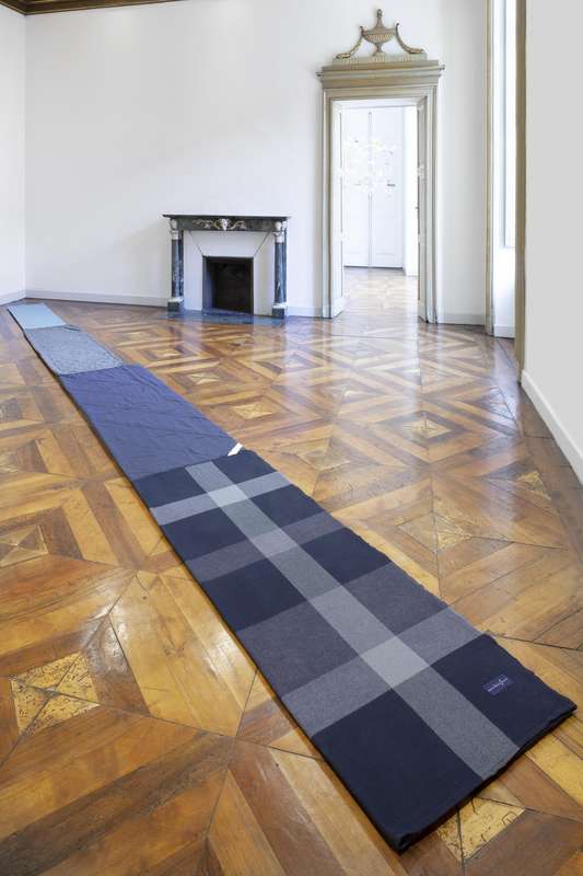 Jac Leirner, Corpus Delicti (Blue Blankets), 2019