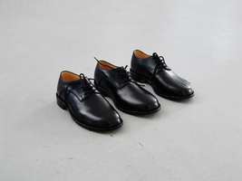 Jason Dodge, Shoes that have been made for someone with three legs, 2015