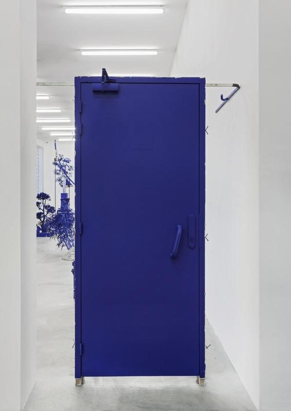 Mike Nelson, Cloak of rags (salle informatique), 2017