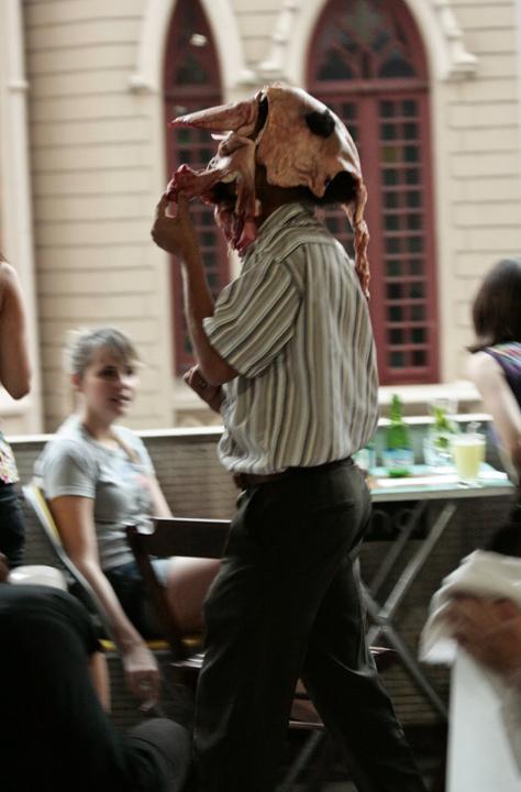 Paulo Nazareth, Cabeça de porco, 2009
